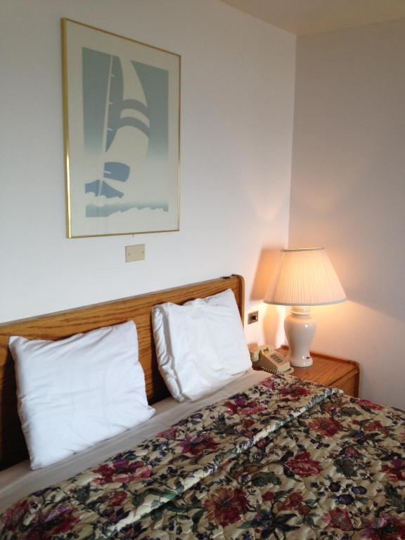 Cozy Cove Beachfront Resort Inn ลินคอล์น ซิตี้ ห้อง รูปภาพ