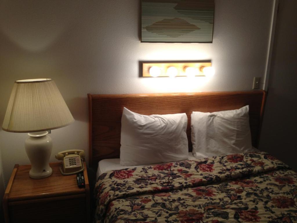 Cozy Cove Beachfront Resort Inn ลินคอล์น ซิตี้ ห้อง รูปภาพ