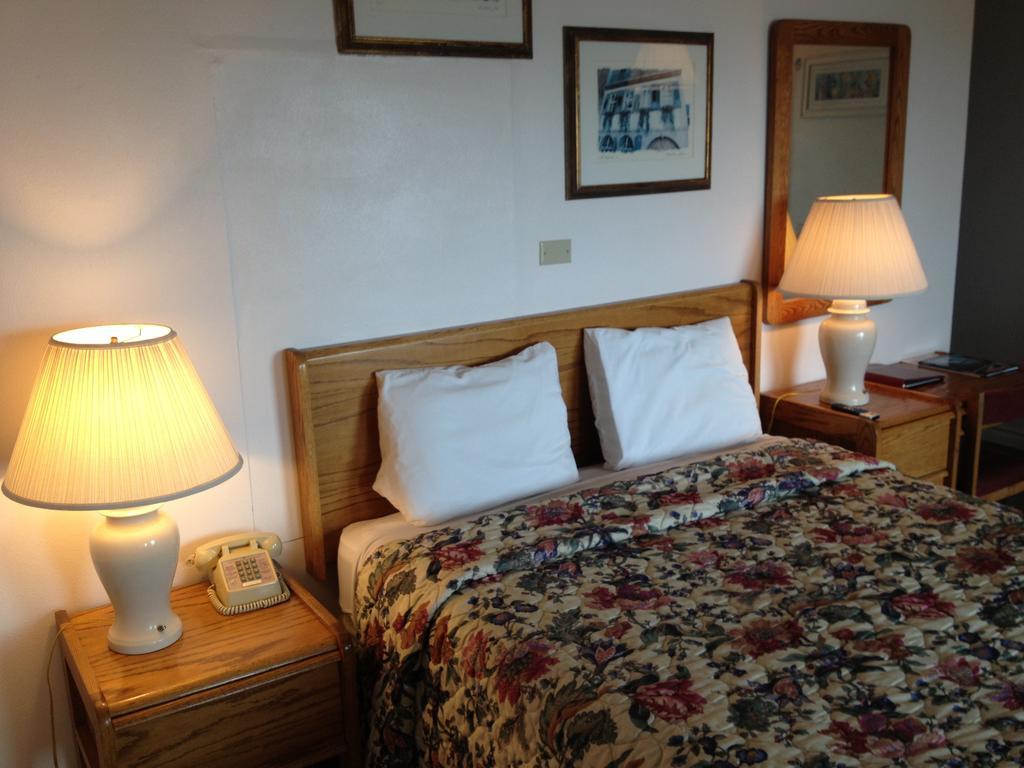 Cozy Cove Beachfront Resort Inn ลินคอล์น ซิตี้ ภายนอก รูปภาพ