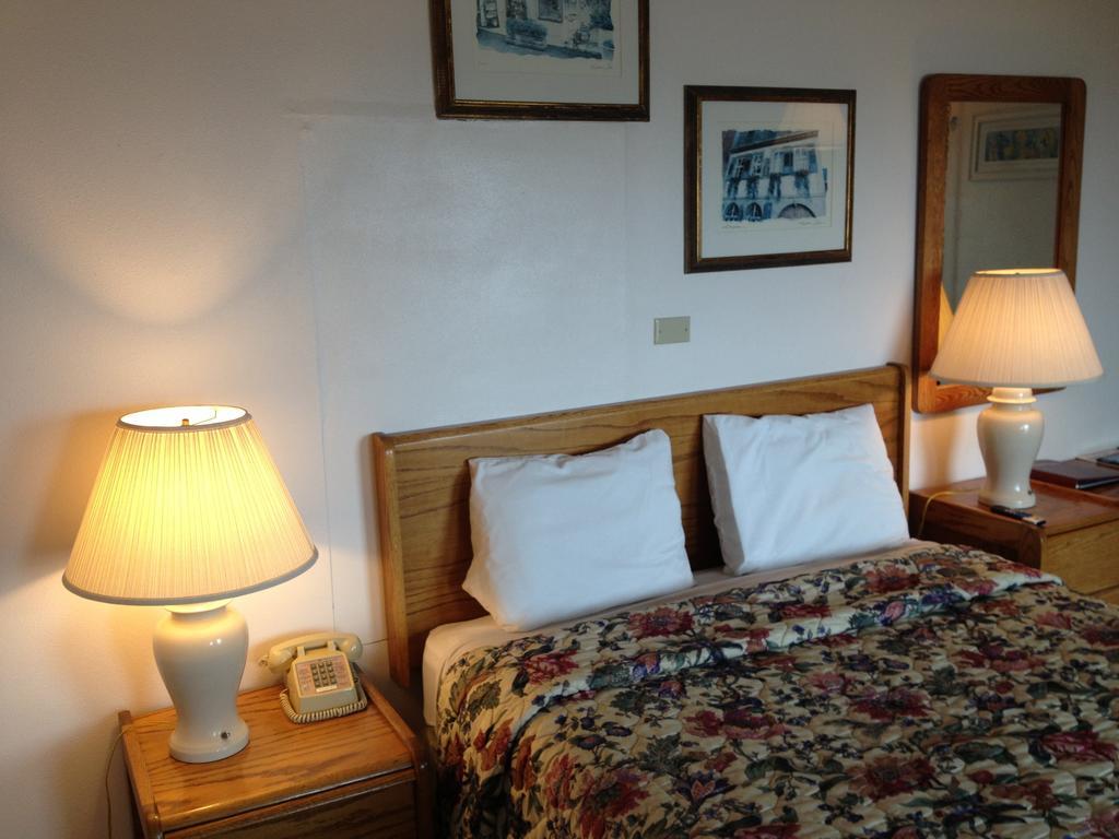 Cozy Cove Beachfront Resort Inn ลินคอล์น ซิตี้ ภายนอก รูปภาพ
