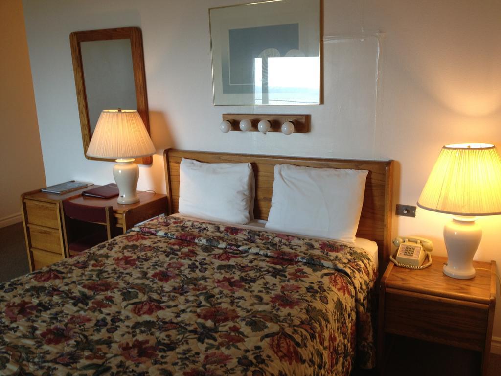 Cozy Cove Beachfront Resort Inn ลินคอล์น ซิตี้ ภายนอก รูปภาพ
